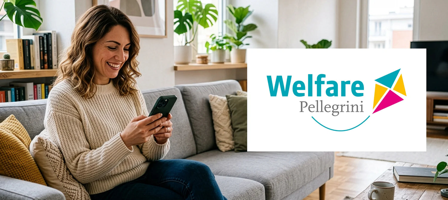 Banner Pellegrini con donna che guarda lo smartphone sorridendo in salotto
