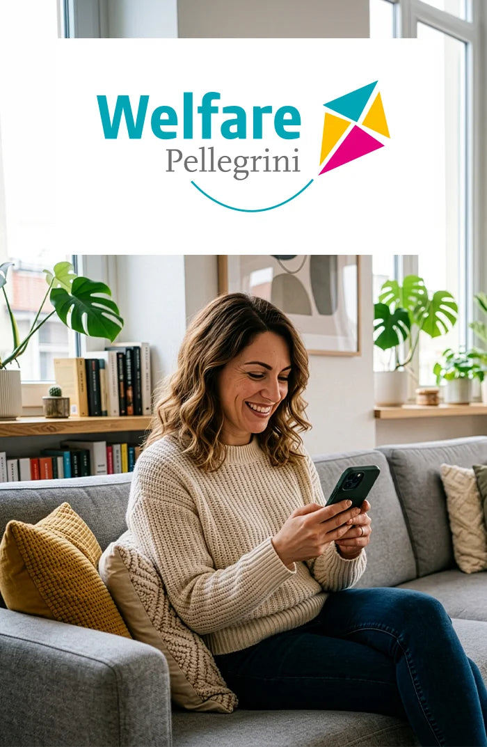 Banner Pellegrini con donna che guarda lo smartphone sorridendo in salotto